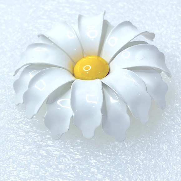 VINTAGE Daisy Brooch White and Yellow Enamel - Picture 2 of 5